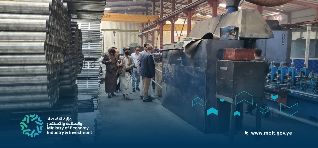 القائم بأعمال وزير الاقتصاد يزور احد المصانع الرائدة في صناعة وتشكيل الحديد