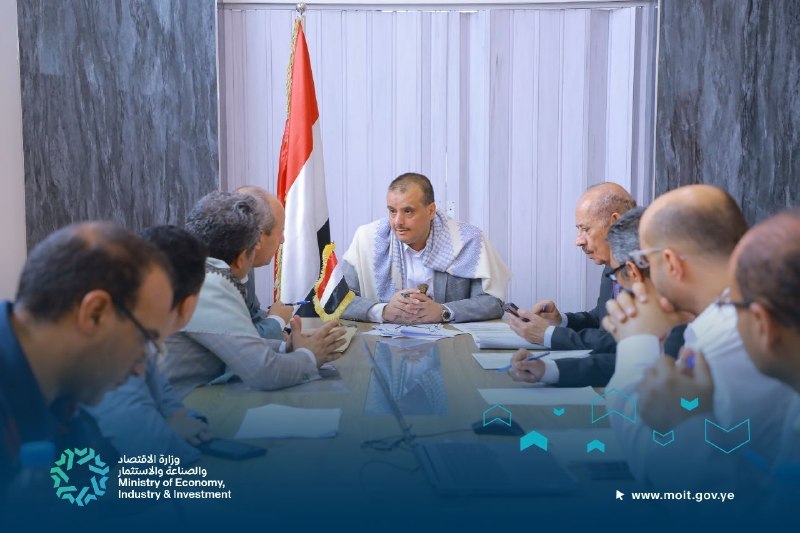 مناقشة خطط تطوير وتحديث البنك اليمني للإنشاء والتعمير