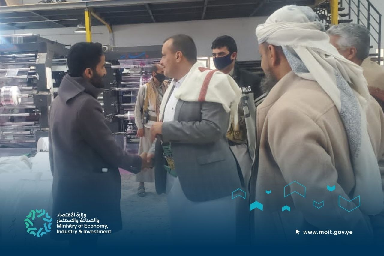 القائم بأعمال وزير الاقتصاد يطلع على سير العمل في عدد من المصانع