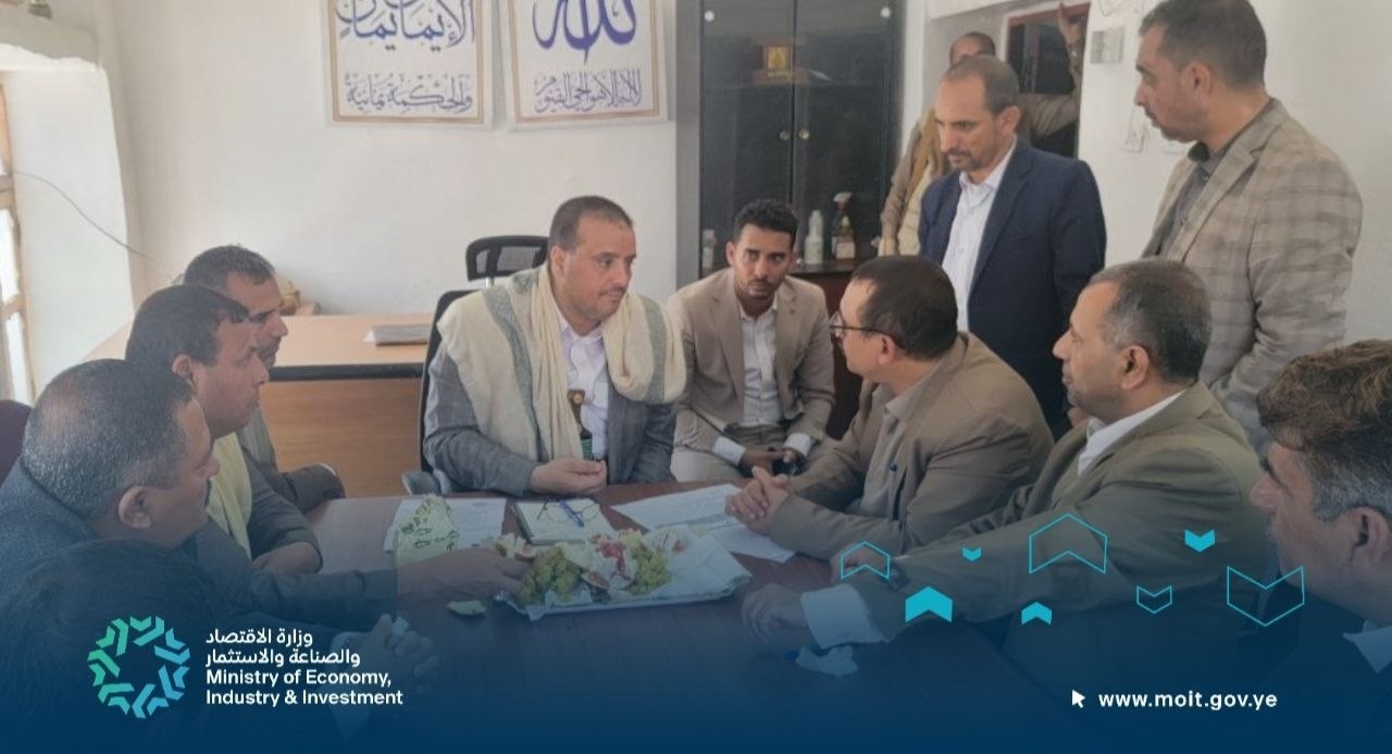 القائم بأعمال وزير الاقتصاد يرأس اجتماعا لمناقشة الوضع التمويني والاستثماري بحجة