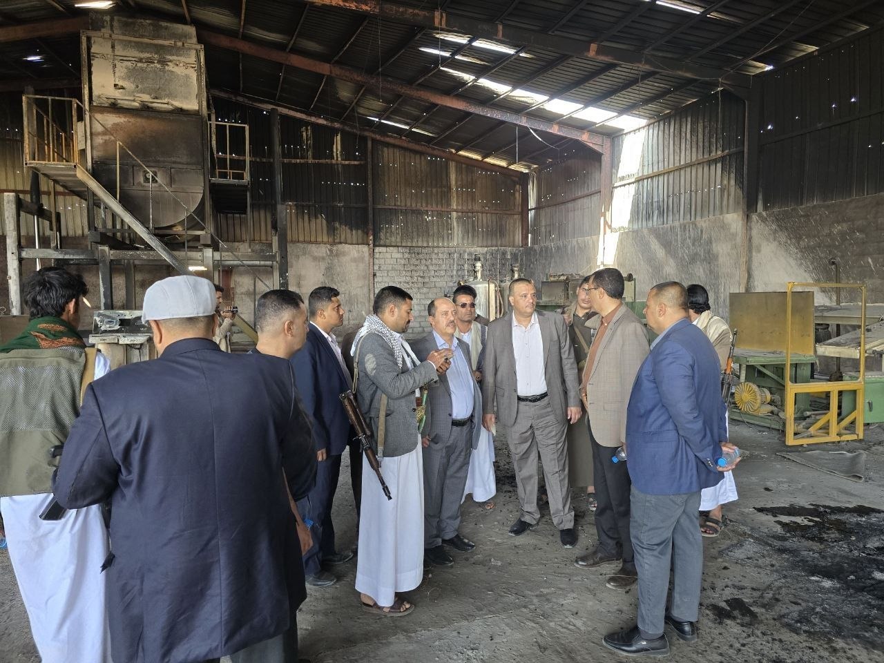 القائم بأعمال وزير الاقتصاد يطلع على أضرار العدوان السعودي على مصنع الاسفنج
